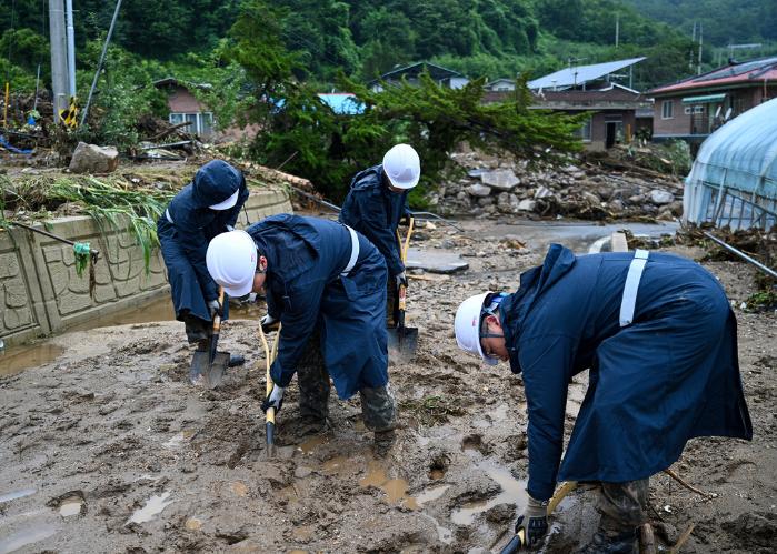수해복구에 나선 공군16전투비행단 장병들이 16일 경북 예천군 주택가에서 토사를 걷어내고 있다. 사진 제공=신명재 하사