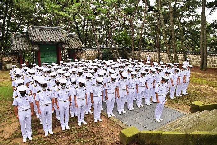 해군사관학교 3학년 생도들이 한 달간의 연안실습을 성공적으로 마쳤다. 사진은 지난 12일 충무공 유적지인 전남 목포시 고하도 모충각을 찾아 참배하는 생도들 모습. 해군 제공