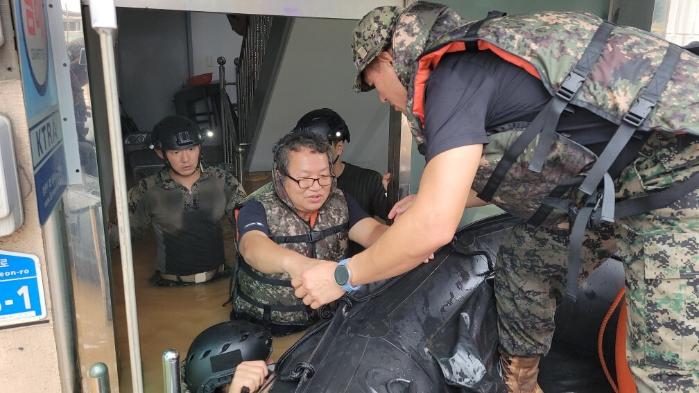 고립된 주민 구하는 ‘국민의 군대’ 육군특수전사령부 흑표부대 장병들이 15일 충북 청주 흥덕구 일대에서 폭우로 고립된 주민을 구조하고 있다. 육군은 주말 동안 장병 1640명과 장비 90여 대를 동원해 대민지원작전을 펼치며 ‘국민의 군대’로서 역할을 다했다. 사진 제공=김명호 상사