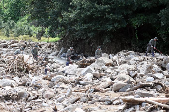 육군50보병사단 안동대대 장병들이 17일 경북 예천군 감천면 진평2리 일대 부용봉에서 내려오는 물길을 따라 실종자를 찾고 있다.