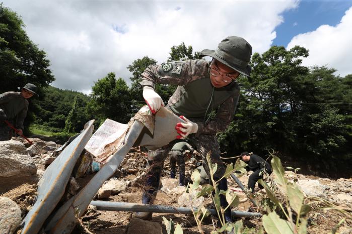 경북 예천에서 실종자 수색작업을 벌이고 있는 50사단 육군50보병사단 안동대대 장병들.