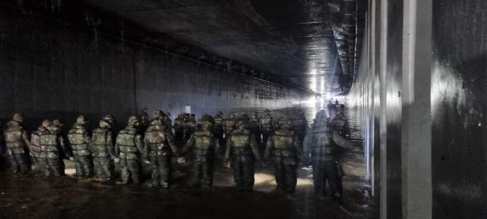 육군특수전사령부 흑표부대 장병들이 17일 충북 청주시 흥덕구 오송읍 궁평 제2지하차도에서 실종자 수색작전을 펼치고 있다. 부대 제공