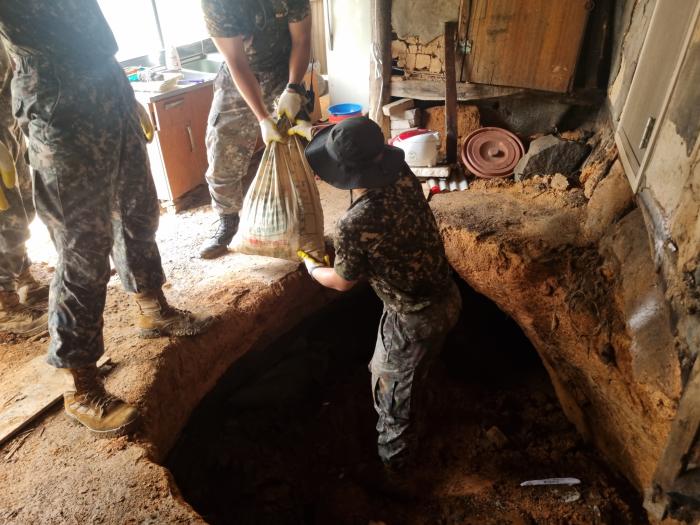 육군35보병사단 정읍·김제대대 장병들이 전북 김제시 금산면 홀몸 어르신 주택에서 복구작업을 하고 있다. 부대 제공