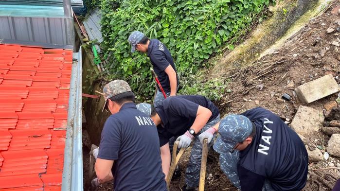 17일 전북 군산 어청도에서 해군 전탐감시대 장병들이 민가 복구작업을 하고 있다. 부대 제공