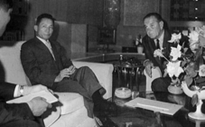 1968년 4월 17일 미국 하와이에서 열린 한미 정상회담에서 박정희 대통령과 린든 존슨 미 대통령이 대화를 나누는 모습.군사편찬연구소 제공