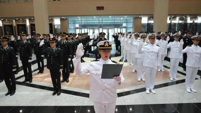 지난 21일 육군종합행정학교 하모니홀에서 열린 97기 법무사관 임관식에서 신임 법무장교들이 선서하고 있다. 부대 제공