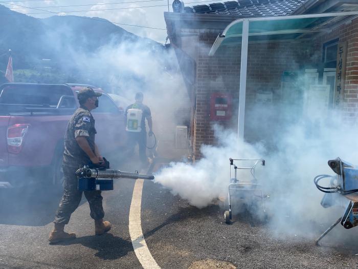 철저히 육군50보병사단 일격여단 장병들이 경북 예천군 효자면 백석리 마을에서 풍수해 감염병 예방을 위한 방역활동을 하고 있다. 부대 제공