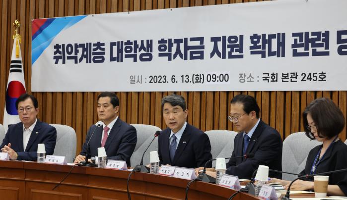 지난달 국회에서 열린 취약계층 대학생 학자금 지원 확대 당정협의회에서 이주호 사회부총리 겸 교육부 장관이 발언하고 있다. 연합뉴스