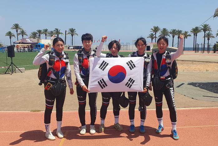 국제군인체육연맹 고공강하 대회에서 종합우승을 차지한 육군특수전사령부 여군 고공강하팀. 육군 제공