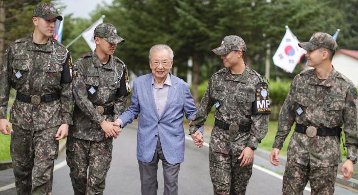 정전협정 70주년을 맞아 JSA경비대대를 방문한 한영섭(가운데) 6·25종군기자동우회장이 장병들과 이야기를 나누며 걷고 있다.