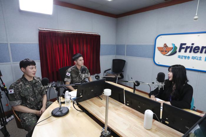 육군6사단 군악대 옹성우(가운데) 일병과 하성운(왼쪽) 상병이 국방FM ‘레이나의 건빵과 별사탕’에 출연해 자신들의 병영생활을 들려주고 있다. 사진=이경원 기자