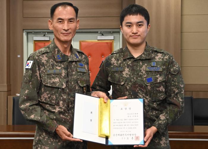 오홍균(왼쪽) 공군18전투비행단장이 범죄 예방으로 대군 신뢰도 향상에 기여한 이현규 병장에게 표창장을 수여하고 있다. 부대 제공