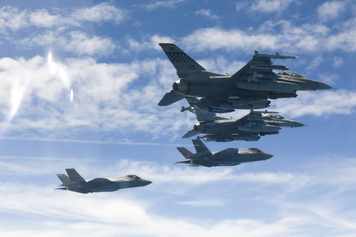 지난 24일부터 28일까지 진행된 한미 연합공중훈련 쌍매훈련에 처음 참가한 우리 공군 F-35A 전투기가 미 공군 F-16 전투기와 편대비행하고 있다. 공군 제공
