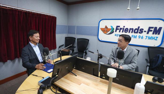 국방FM 국방광장에 출연한 허건영(왼쪽) 국방기술품질원장이 지난 28일 국방홍보원 스튜디오에서 진행자 문성묵 한국국가전략연구원 통일전략센터장에게 국방품질 4.0의 개념을 설명하고 있다. 이경원 기자