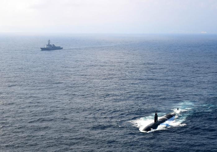 한미 해군이 29일 제주 남방해역에서 북한 잠수함 침투에 대비한 연합 대잠전 훈련을 실시하고 있다. 우리 해군 율곡이이함(왼쪽)과 미 해군 아나폴리스함. 해군 제공