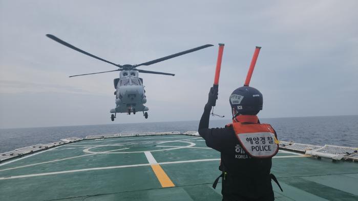 해병대 항공단이 31일 경북 포항시 인근 해상에서 포항해양경찰서와 함께 한 합동 이·착함훈련에서 해병대 마린온 헬기가 유도사의 지시에 따라 해경 함정에 착륙하고 있다. 부대 제공