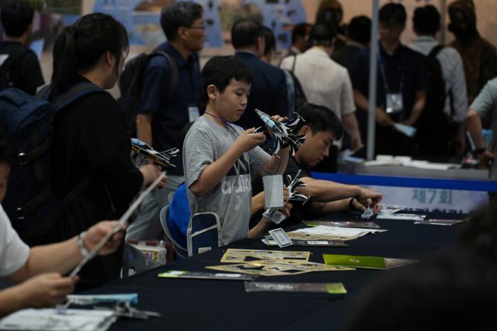 3일 한 초등학생이 부모님과 함께 ‘제7회 국방과학기술 대제전’이 열리고 있는 서울 강남구 세텍(SETEC) 전시장을 찾아 블랙이글스 T-50B 항공기 글라이더 조립 체험을 하고 있다.