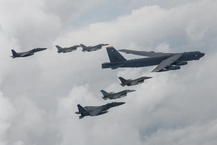 지난 7월 13일 한반도 상공에 전개한 미 B-52H 전략폭격기와 우리 공군 F-15K, 미 공군 F-16 전투기가 한미 연합공중훈련을 하고 있다. 훈련을 통해 한미는 상호 적시적으로 조율된 미국의 확장억제 전력을 신속히 한반도에 전개해 연합작전을 수행하는 능력을 향상시켰다. 합참 제공