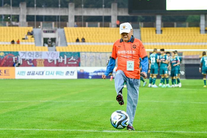 진옹이 지난 6월 7일 프로축구 K리그 강원FC와 대전 하나시티즌 경기에 앞서 시축하는 모습. 참전유공자회 강원도지부 제공