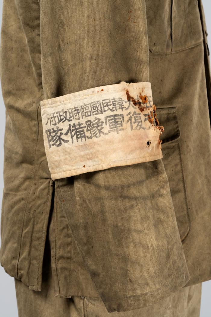 광복군 군복에 부착된 완장. ‘在中大韓民國臨時政府 光復軍 豫備隊(재중대한민국임시정부 광복군 예비대)’라는 글자가 인쇄돼 있다. 육군박물관 제공