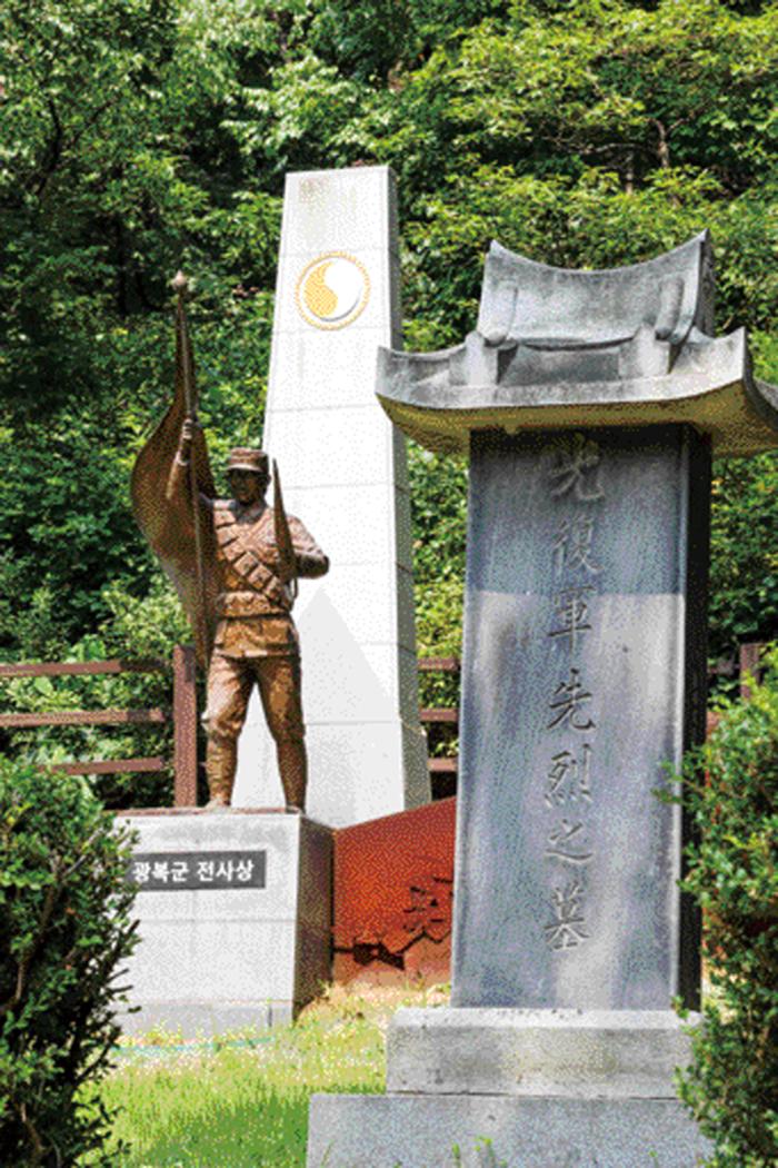 수유리 광복군 합동묘소 묘비와 광복군 전사상.