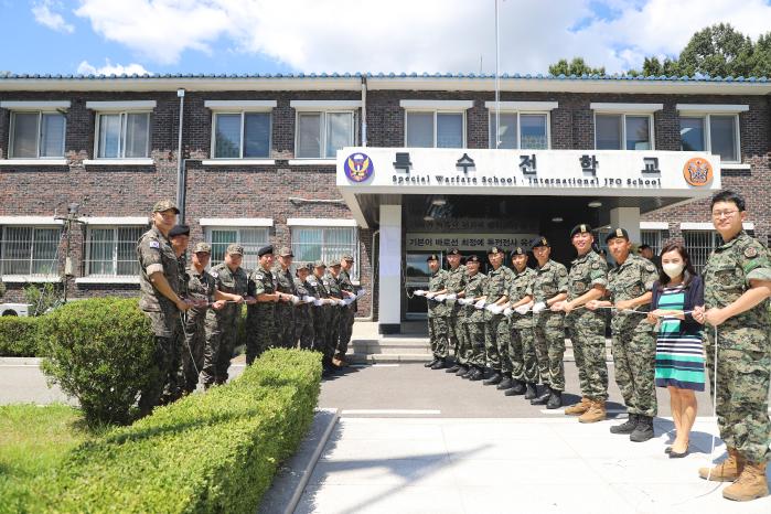 8일 육군특수전학교에서 열린 전투부상자처치 훈련기관 현판식에서 참석자들이 현판을 제막하고 있다. 부대 제공