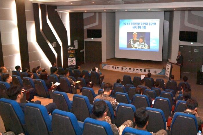 지난 11일 공군항공우주의료원에서 열린 제1회 우주의학포럼에서 정기영 전 항의원장이 한국인 최초 우주인 선발 과정에 대해 설명하고 있다. 공군 제공