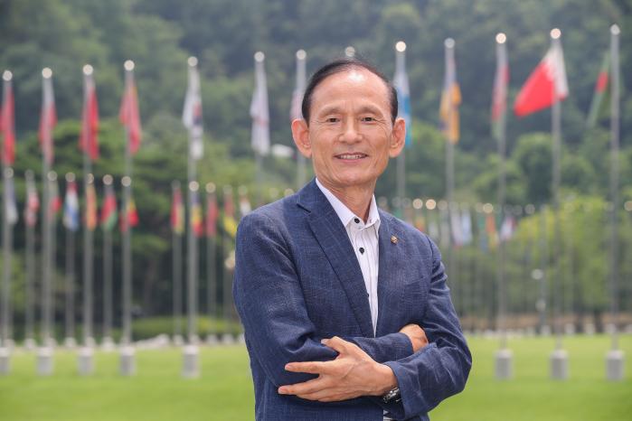 김 위원이 미국을 비롯한 74개국 국기가 게양된 선문대 아산캠퍼스 교정에서 포즈를 취하고 있다. 선문대에는 미국, 일본, 중국, 베트남 등 74개국에서 온 1661명의 유학생이 재학 중이다.