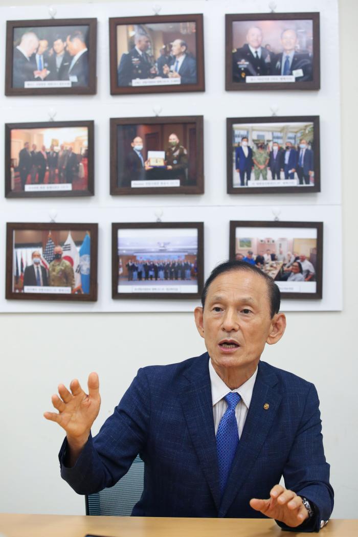 김형수 국방부 국방정책자문위원이 선문대 아산캠퍼스 내 안보협의회 사무실에서 국방일보와 인터뷰하고 있다. 뒤로 보이는 액자에는 그가 대한민국재향군인회 국제협력실장으로 활동하던 당시 사진들이 담겨 있다.