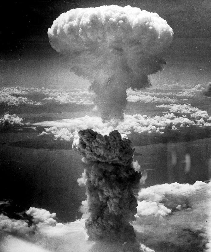 1945년 8월 9일 일본 나가사키에 투하된 플루토늄폭탄(Fat Man) 상공 폭발 당시의 버섯구름.