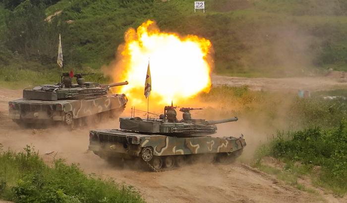 16일 경기도 파주시 무건리훈련장에서 진행된 한미연합 적 격멸훈련 중 육군15보병사단 번개여단 K1 전차가 포탄을 발사하고 있다.