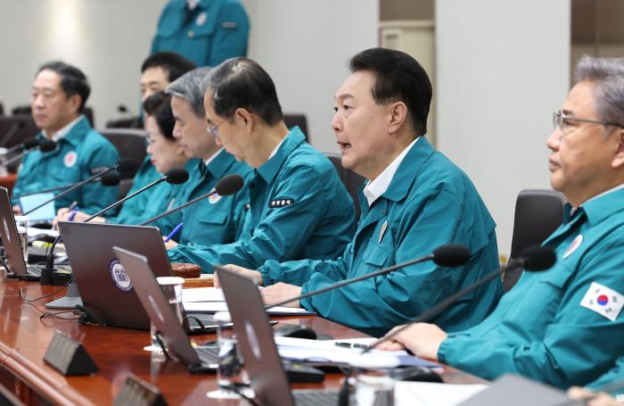 윤석열(오른쪽 둘째) 대통령이 21일 서울 용산 대통령실 청사에서 열린 ‘을지 및 제35회 국무회의’에서 발언하고 있다. 연합뉴스