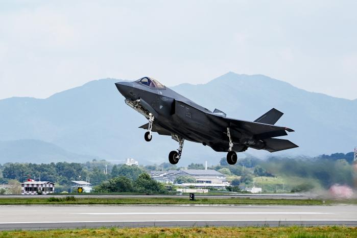 공군17전투비행단 F-35A 스텔스 전투기가 UFS 연합연습의 하나로 추진된 방어제공훈련 중 임무 공역으로 향하기 위해 이륙하고 있다. 공군 제공