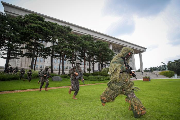 육군52보병사단 영등포구대대 장병들이 22일 서울 여의도 국회 일대에서 진행된 테러 대응 종합훈련에서 주변을 정찰·경계하기 위해 이동하고 있다.