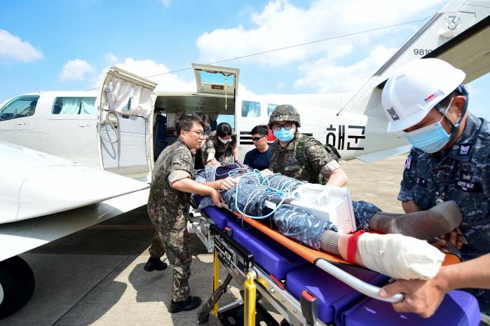 해군항공사령부 장병들이 22일 포항비행기지에서 대공표적 예인기로 이송된 환자를 옮기고 있다.사진 제공=김미진 중사