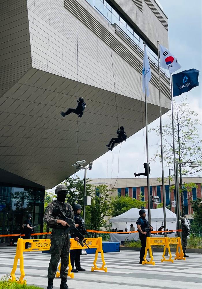 육군55보병사단 군사경찰 특임대 장병들이 22일 경기도 하남시 KDB디지털스퀘어에서 열린 다중이용시설 대테러훈련에서 테러범을 제압하기 위해 시설 내부로 진입하고 있다. 사진 제공=김미수 대위