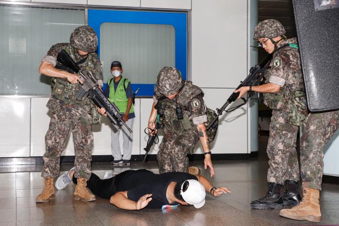 육군32보병사단 한밭여단 장병들이 22일 대전 지하철역에서 진행된 통합방위훈련에서 테러범을 제압하고 있다. 부대 제공