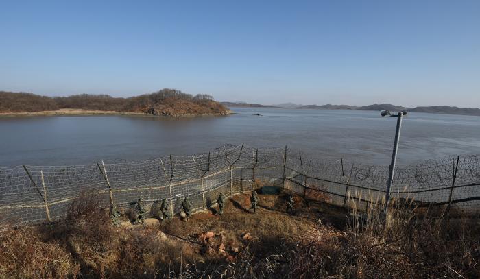 해병 2사단 장병들이 가상의 적 침투 상황을 가정한 전투배치훈련 중 하며 철책을 따라 이동하고 있다