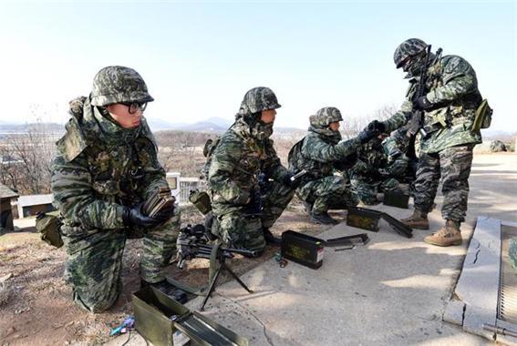 해병2사단 장병들이 철책점검에 앞서 실탄 확인을 하고 있다.