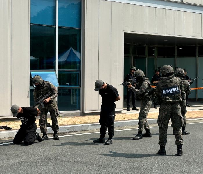 육군50보병사단 수성구대대원들이 대구 지하철역에서 열린 민·관·군·경·소방 대테러 종합훈련에서 테러범을 제압하고 있다. 부대 제공