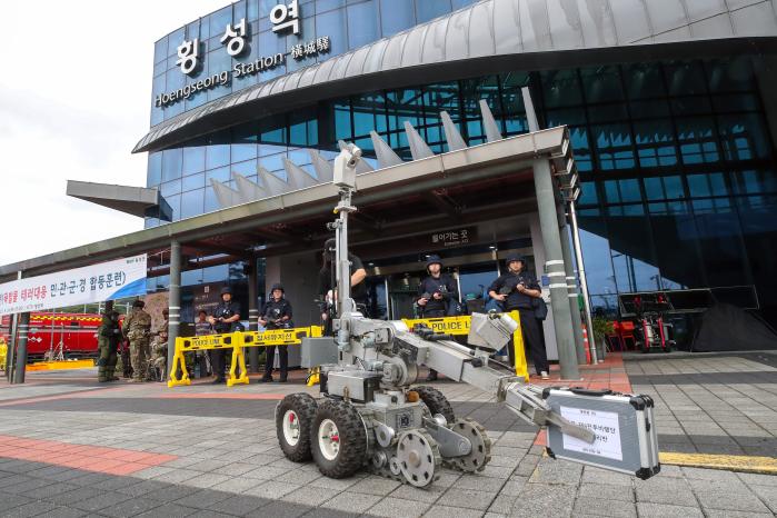 육군36사단 위험성폭발물개척팀이 운용하는 로봇이 폭발물을 안전한 곳으로 옮기고 있다. 한재호 기자