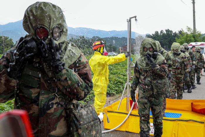 육군36보병사단 장병들이 지난 25일 강원도 원주시 국가중요시설에서 진행된 통합방위훈련 중 임무를 완수한 뒤 보호장구를 제독하고 있다. 한재호 기자