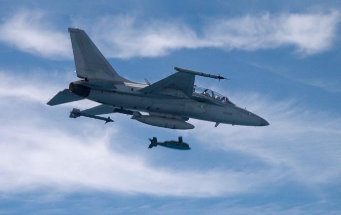 FA-50 전투기가 31일 ‘한미연합 공대공·공대지 무장 실사격 훈련’ 중 한국형 GPS 유도폭탄인 KGGB를 투하하고 있다. 공군 제공
