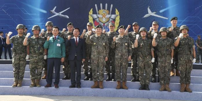 지난 1일 드론작전사령부 창설식에 참석한 주요 관계자들이 파이팅을 외치고 있다.