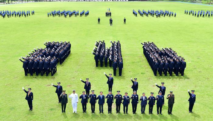 지난 1일 공군교육사령부 대연병장에서 신임 부사관들이 ‘246기’를 상징하는 숫자 대형을 만들고 기념 촬영을 하고 있다. 공군 제공