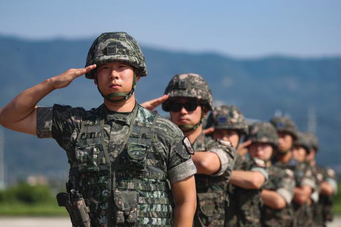 육·해·공군, 해병대로 구성된 드론작전사령부 장병들이 경례하고 있다.
