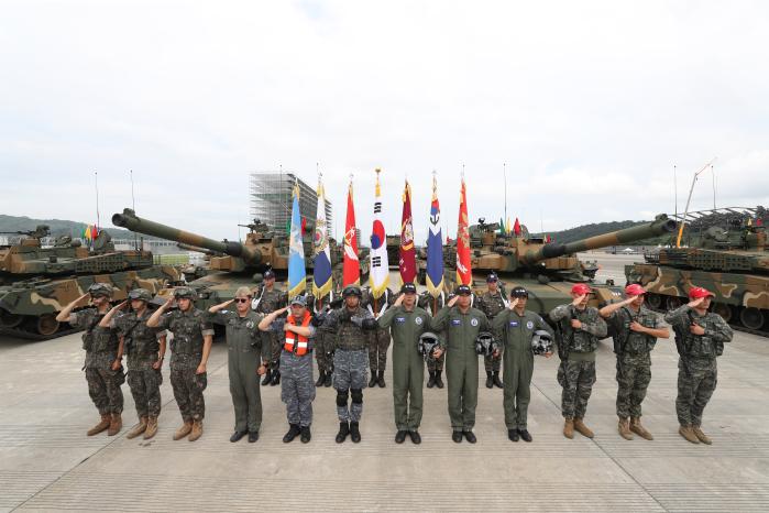 건군 75주년 국군의 날 행사기획단이 4일 서울공항에서 행사의 성공적 개최를 다짐하며 개최한 ‘자유수호 출정식’에서 육·해·공군·해병대와 국방부 의장대 장병들이 거수경례를 하고 있다. 조종원 기자