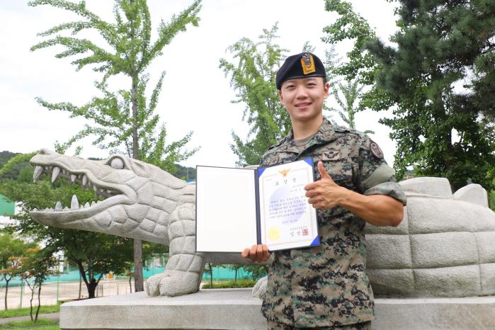 육군특수전사령부 귀성부대 박승진 하사가 몰카범 검거에 기여한 공로로 받은 마포경찰서 표창장을 들고 포즈를 취하고 있다. 부대 제공