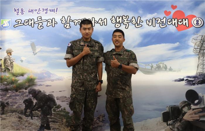 길에 쓰러져 있는 시민의 생명을 구한 박준원(오른쪽) 대위와 주성현 상병. 부대 제공