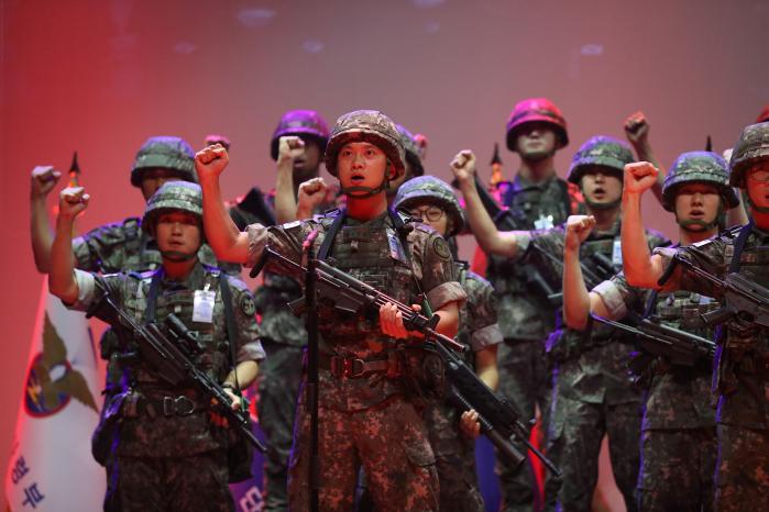 39보병사단 기동대대 장병들이 군가 ‘전선을 간다’를 열창하고 있다.